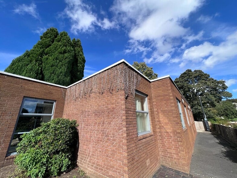 Priory Gdns, Dunstable for sale - Building Photo - Image 3 of 26