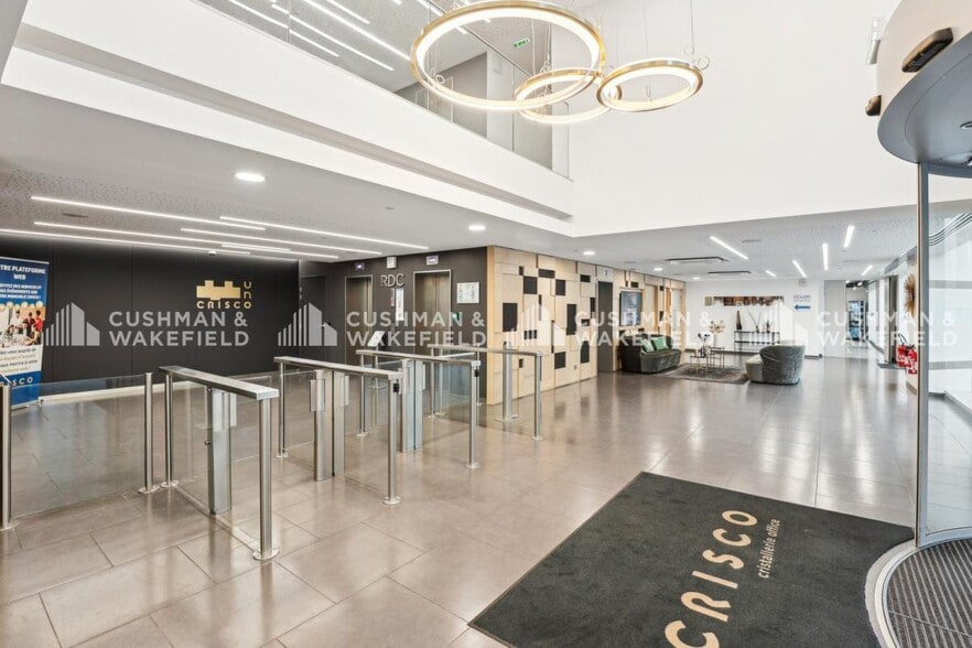 Office in Sèvres to rent - Lobby - Image 1 of 17