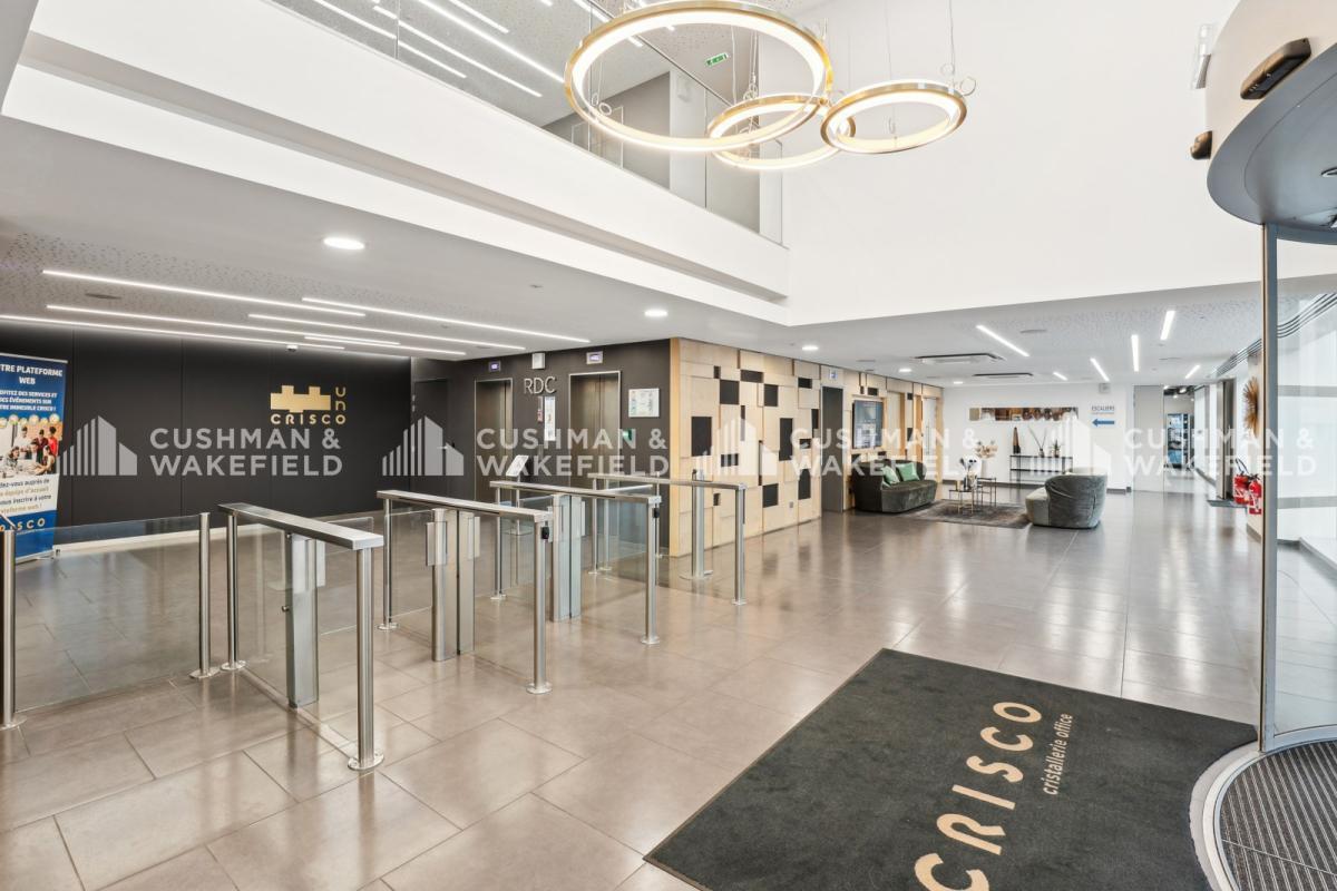 Office in Sèvres to rent Lobby- Image 1 of 18