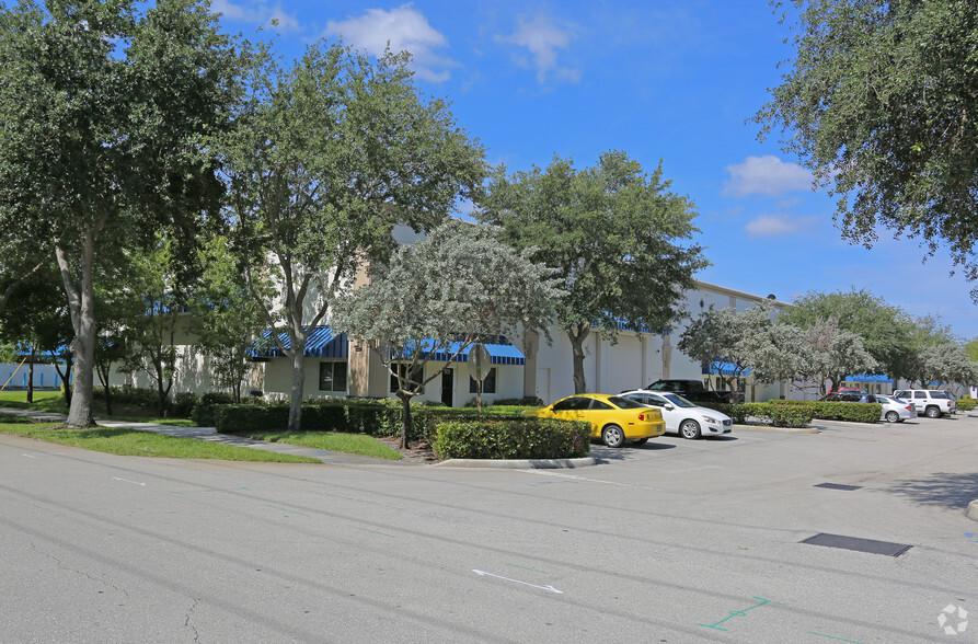 5215-5227 NW 35th Ave, Fort Lauderdale, FL for rent - Primary Photo - Image 1 of 5