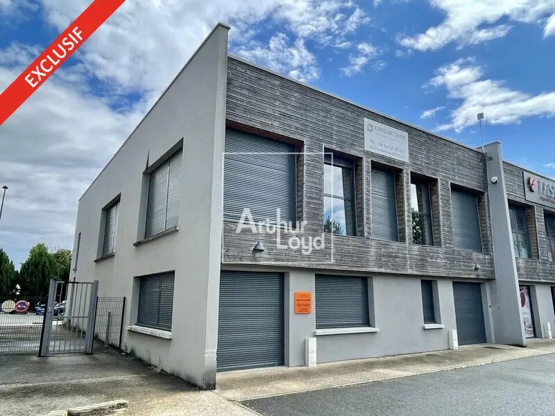 Office in Saint-Pierre-du-Perray for sale Building Photo- Image 1 of 7