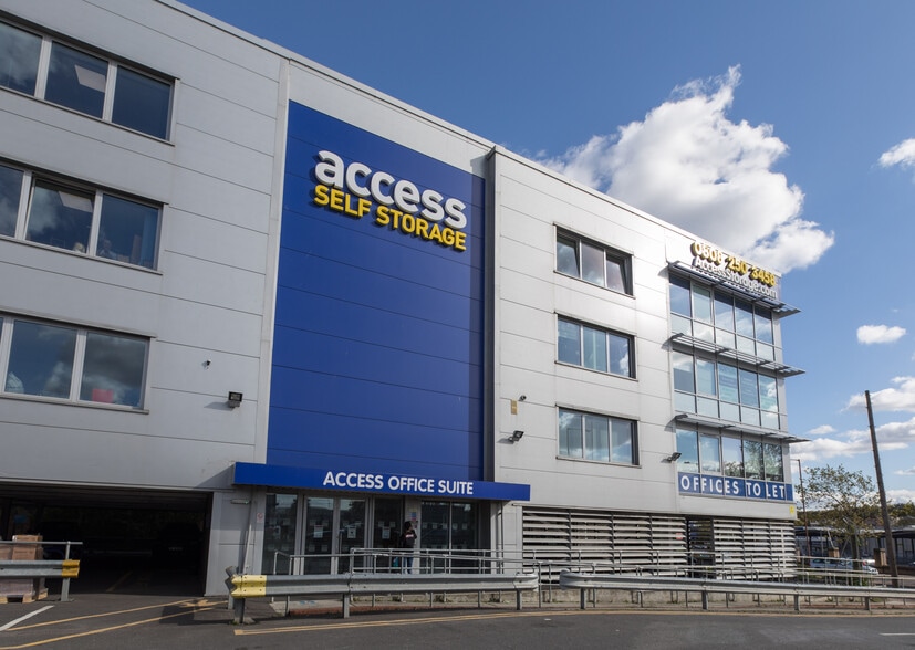 20 Bugsbys Way, London to rent - Building Photo - Image 3 of 9