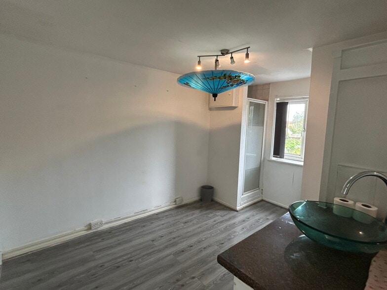 502 Cricklade Rd, Swindon to rent - Building Photo - Image 2 of 4