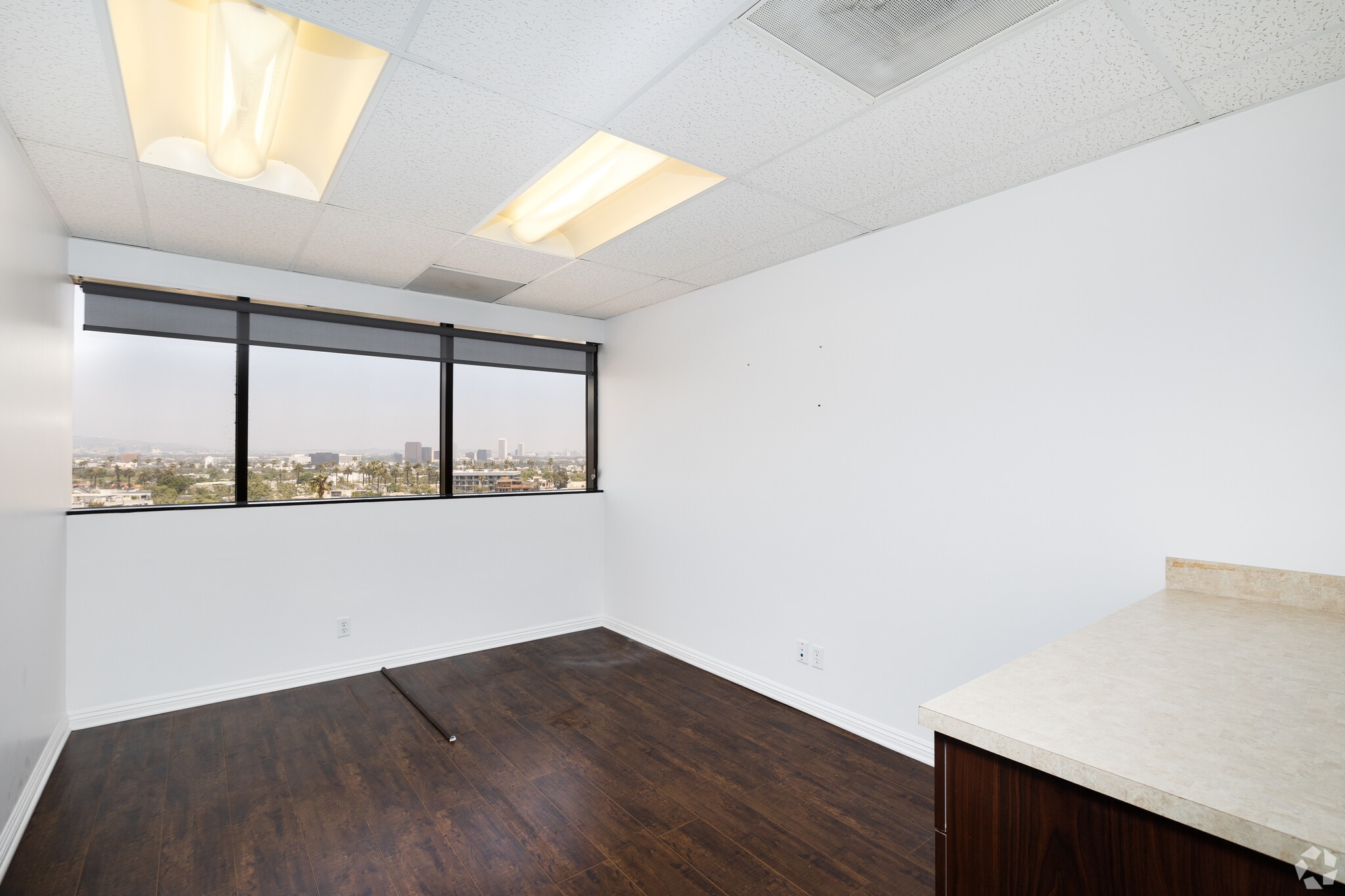 1125 S Beverly Dr, Los Angeles, CA to rent Interior Photo- Image 1 of 5