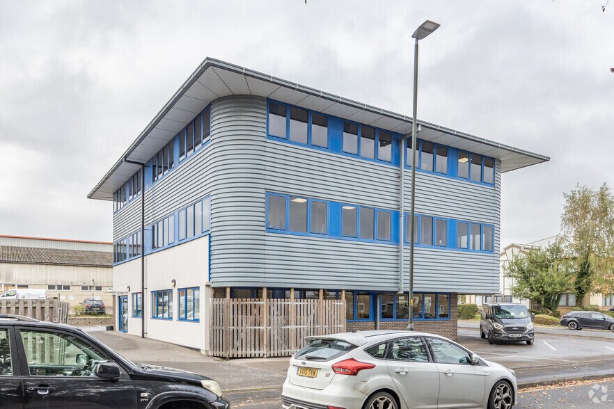 1 Wilkinson Rd, Cirencester to rent - Building Photo - Image 3 of 3