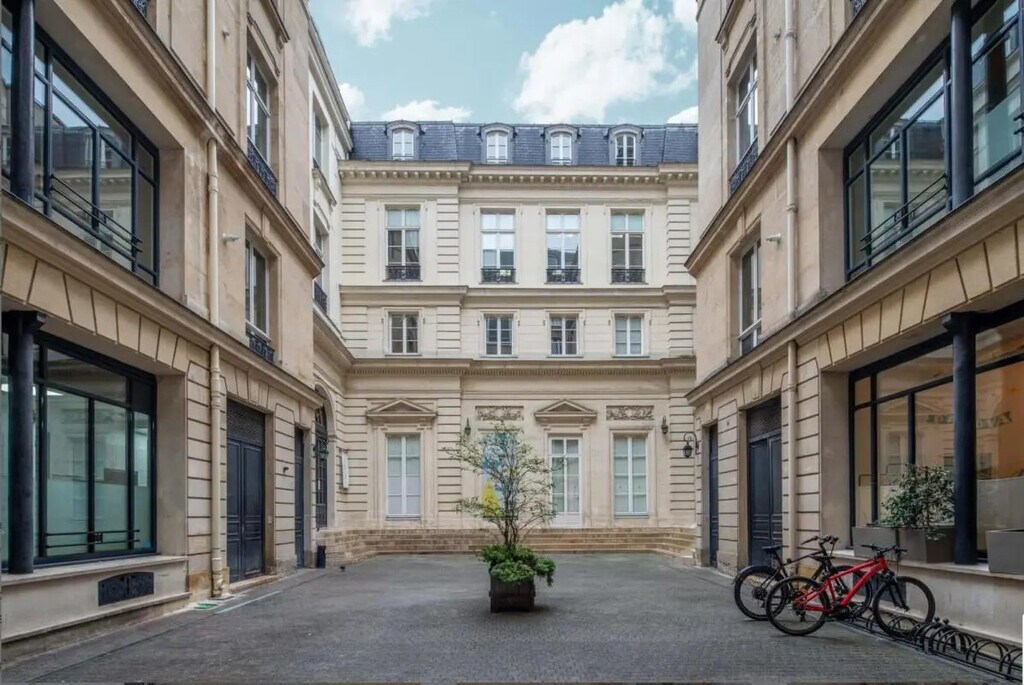 Location Bureaux 395 m² - Photo 1