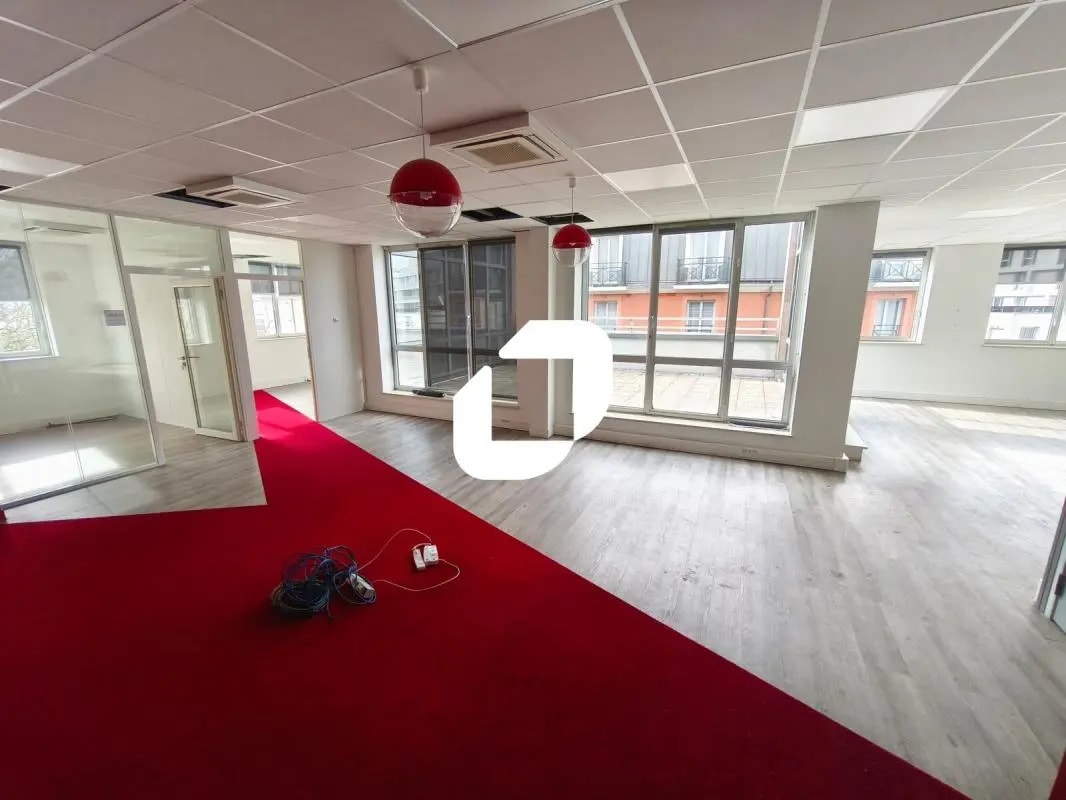 Office in Neuilly-Plaisance to rent Interior Photo- Image 1 of 9