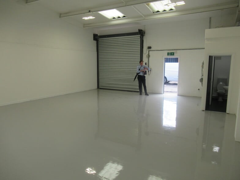 Glenville Mews, London to rent - Building Photo - Image 3 of 4