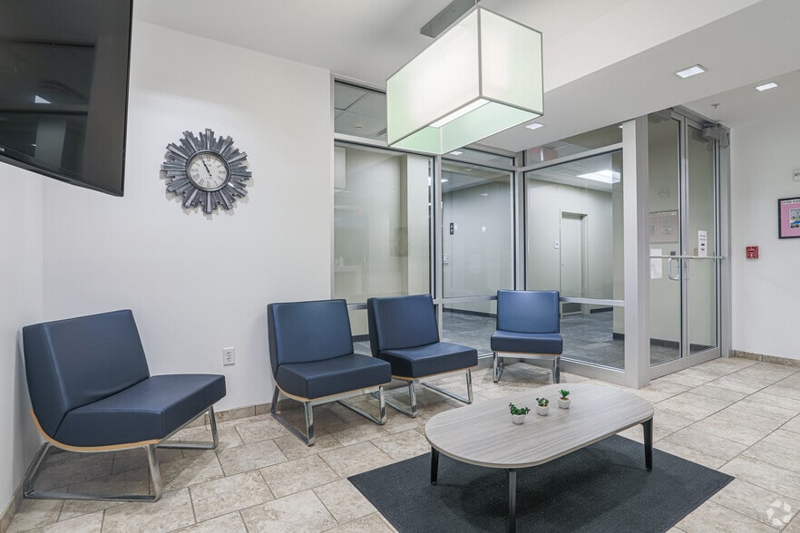 1251 N Eddy St, South Bend, IN to rent - Lobby - Image 2 of 11