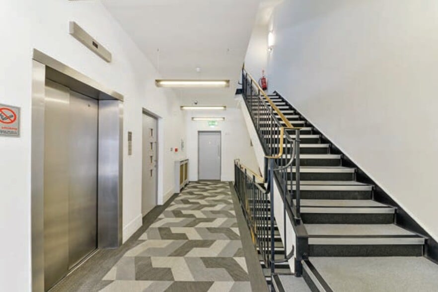 19-21 Great Tower St, London to rent - Interior Photo - Image 3 of 15