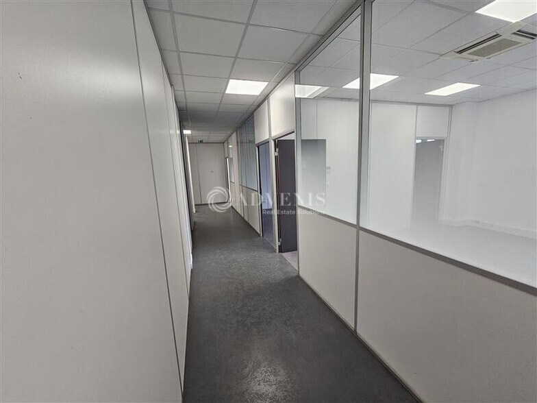 Office in Pantin to rent - Building Photo - Image 2 of 11
