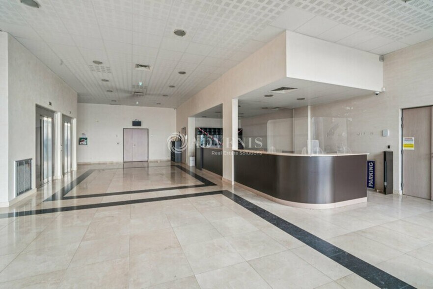 Industrial in Villiers-sur-Marne to rent - Lobby - Image 2 of 12