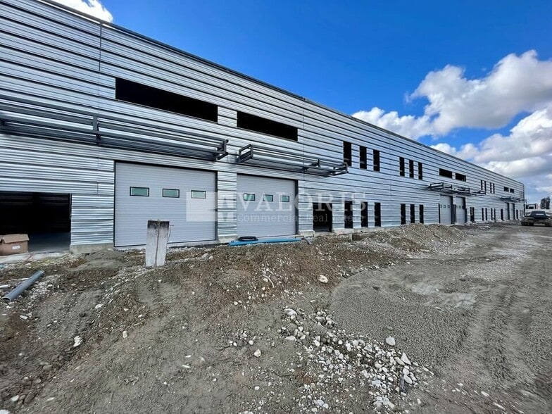 Light Industrial in Bourgoin-Jallieu to rent - Building Photo - Image 3 of 8