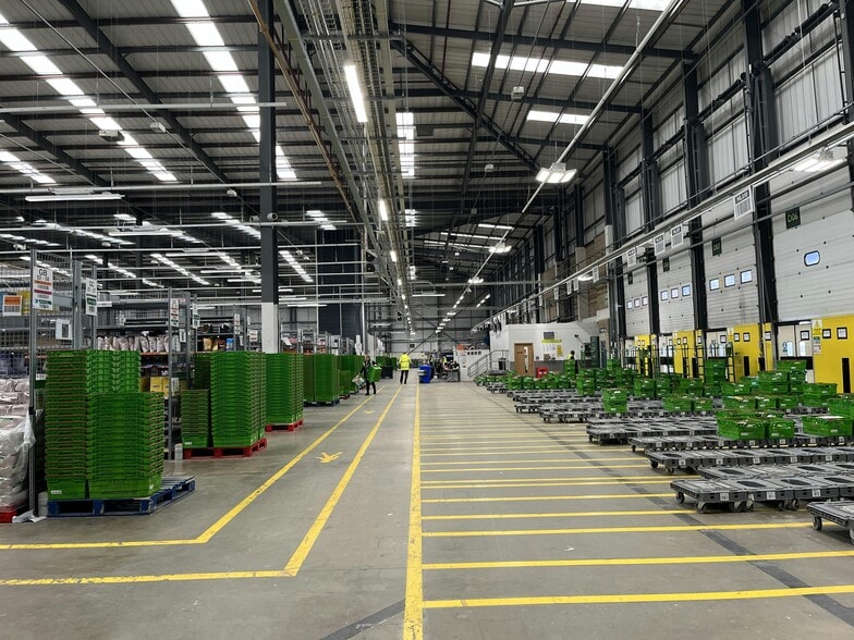 345 Southbury Rd, Enfield to rent - Building Photo - Image 2 of 4