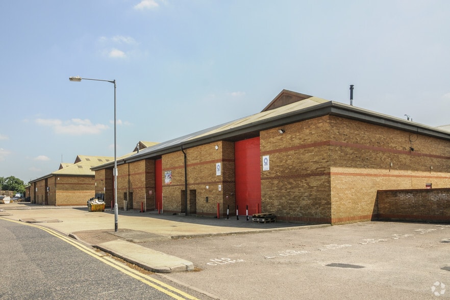 151-163 Dixons Hill Rd, North Mymms to rent - Primary Photo - Image 1 of 6