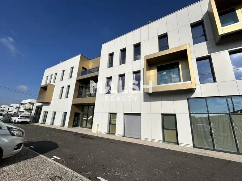 Office in Décines-Charpieu to rent - Building Photo - Image 2 of 8