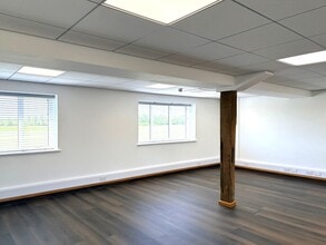 Warren House Rd, Wokingham to rent Interior Photo- Image 1 of 1