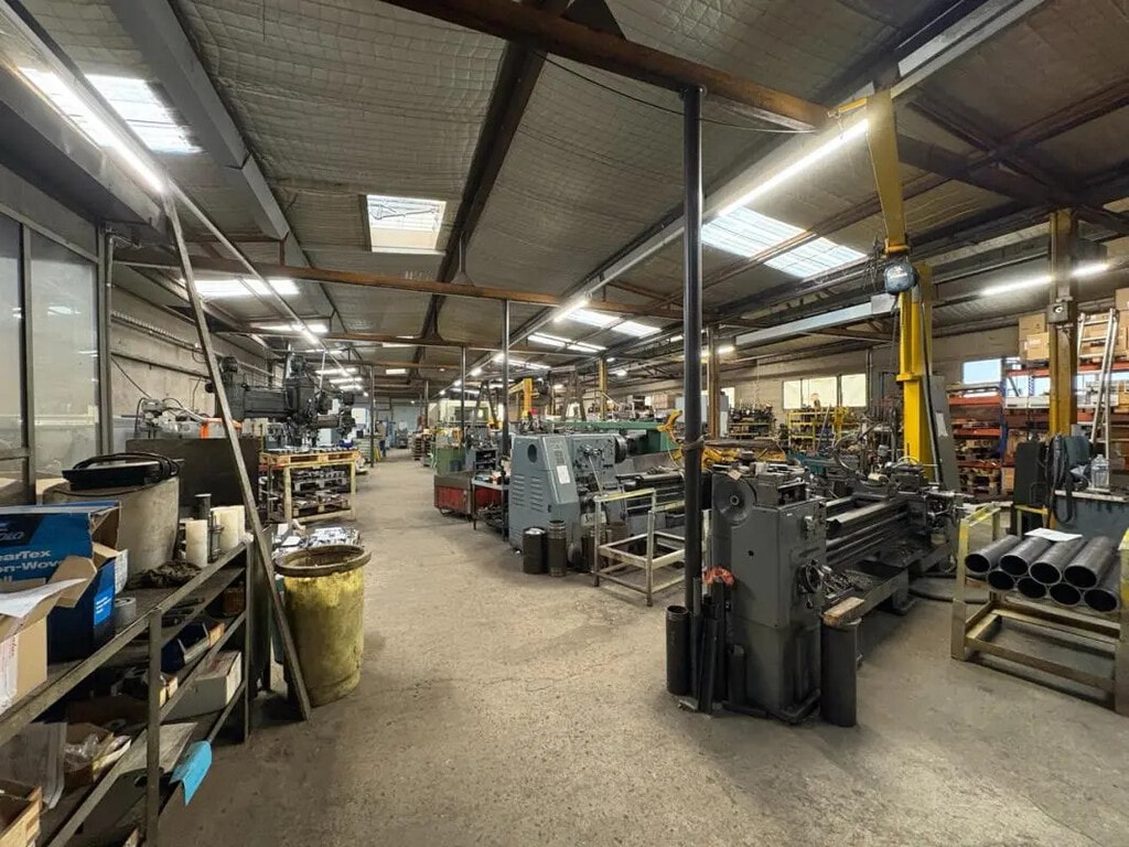 Location Local d'activités 730 m² - Photo 1