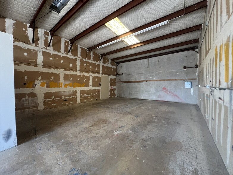 211 Trade Center Dr, New Braunfels, TX for rent - Building Photo - Image 3 of 6