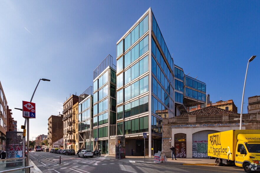 Office in Barcelona, Barcelona to rent - Building Photo - Image 3 of 3