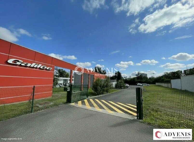 Office in Lormont to rent - Building Photo - Image 2 of 12