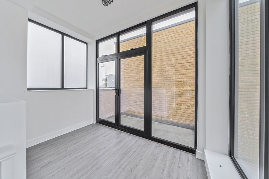 220 Trade Close, London for sale - Building Photo - Image 2 of 4