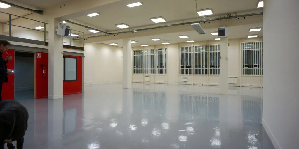 Location Entrepôt 417 m² - Photo 1