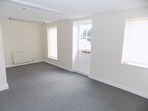 44-44B St John St, Ashbourne for rent Interior Photo- Image 2 of 5