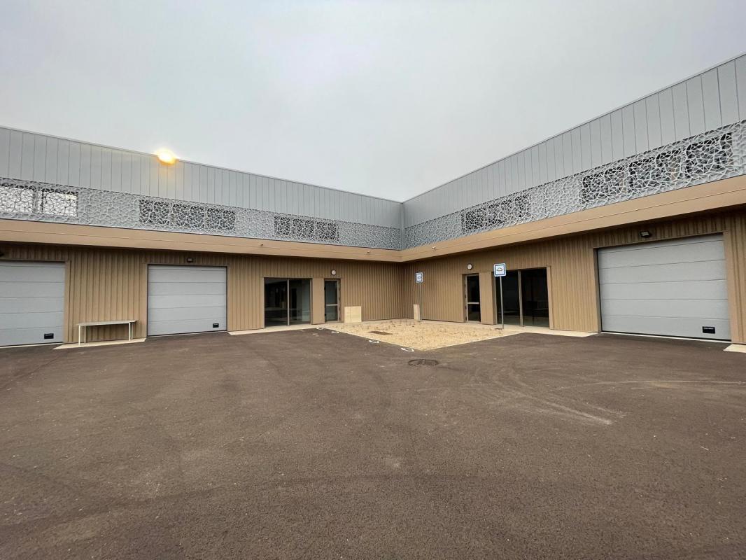 Industrial in Marolles En Hurepoix for sale Building Photo- Image 1 of 5