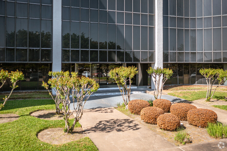 6100 Corporate Dr, Houston, TX for rent - Building Photo - Image 3 of 8