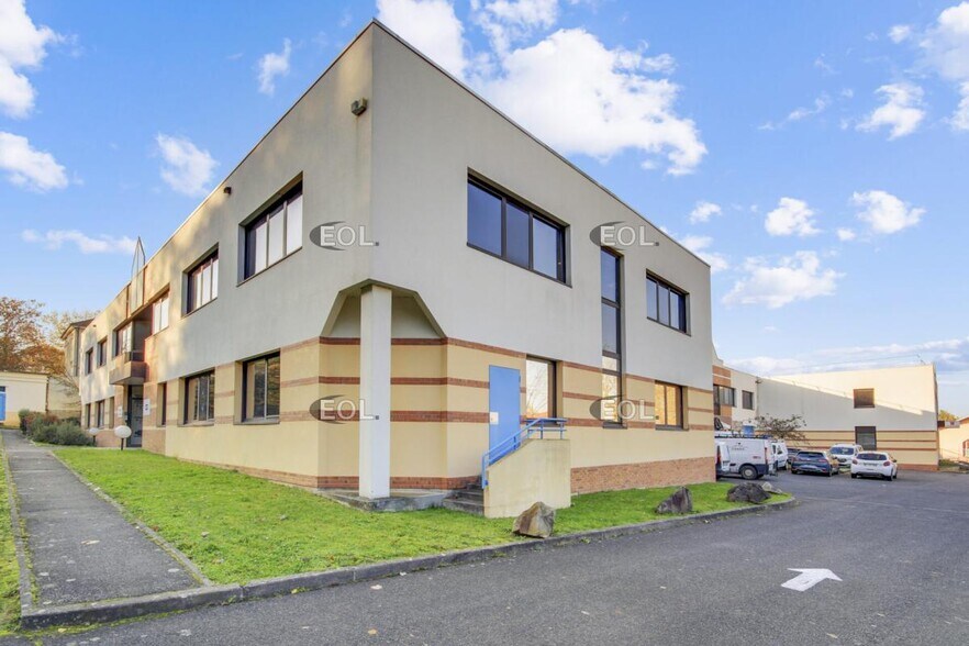 Light Industrial in Champs-sur-Marne to rent - Building Photo - Image 3 of 15