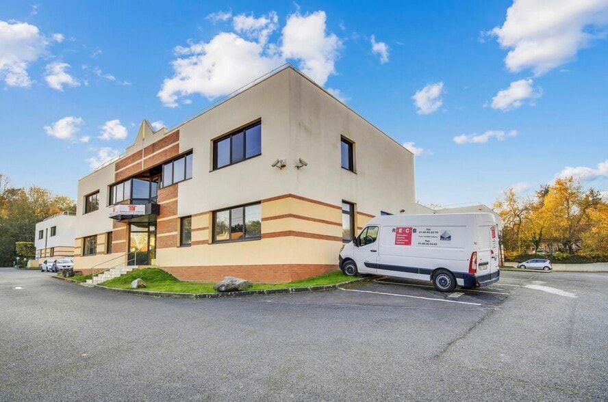 65 Avenue Du General De Gaulle, Champs-sur-Marne to rent - Building Photo - Image 2 of 11