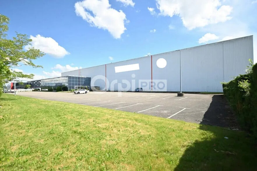 89 Rue De Malacombe, Saint-Quentin-Fallavier to rent - Building Photo - Image 3 of 5