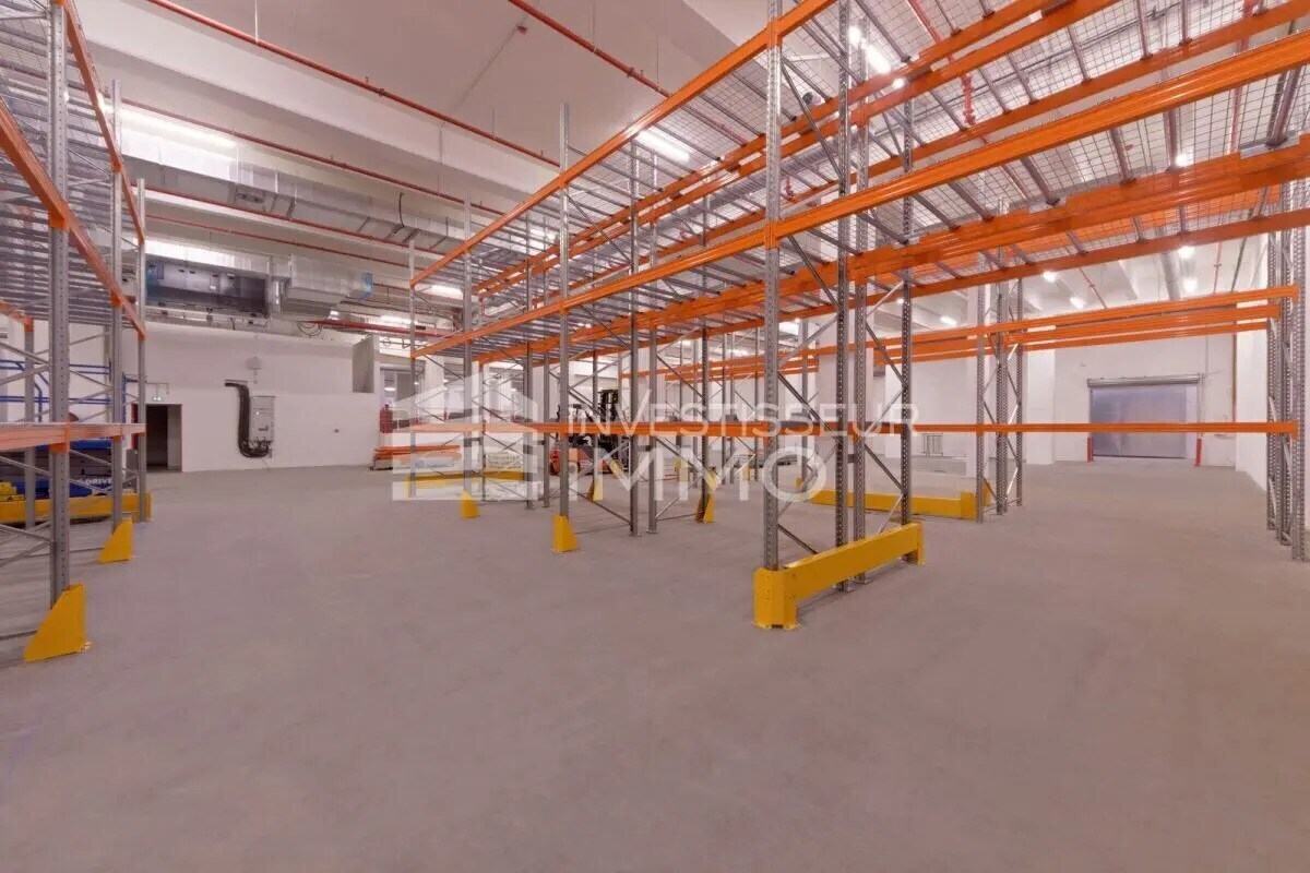 Light Industrial in Paris to rent Interior Photo- Image 1 of 6