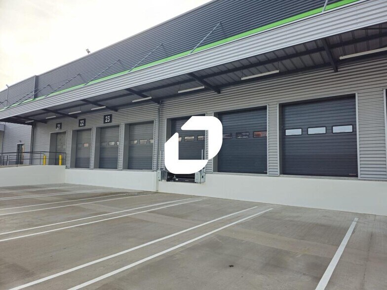 Light Industrial in Aulnay-sous-Bois to rent - Building Photo - Image 2 of 15