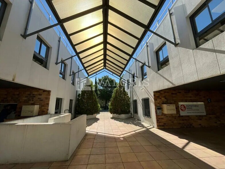 Office in Aix-en-Provence to rent - Lobby - Image 1 of 10