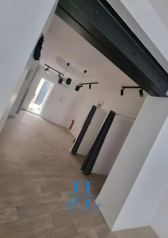 Location Commerce 67 m² - Photo 1