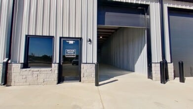 6815 Rendon Bloodworth Rd, Fort Worth, TX to rent Interior Photo- Image 2 of 4