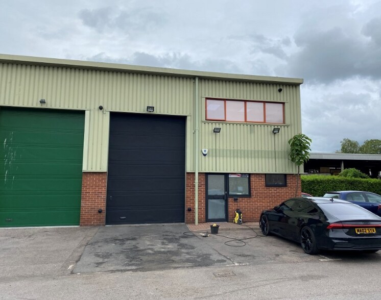 Primrose Hl, Kings Langley for sale - Building Photo - Image 1 of 1