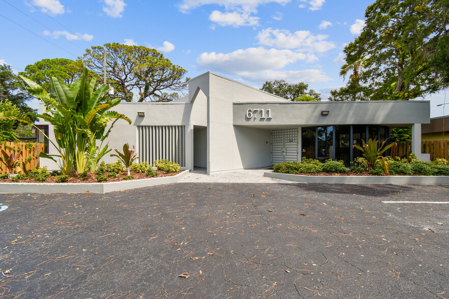 6711 38th Ave N, Saint Petersburg, FL for rent - Primary Photo - Image 1 of 3