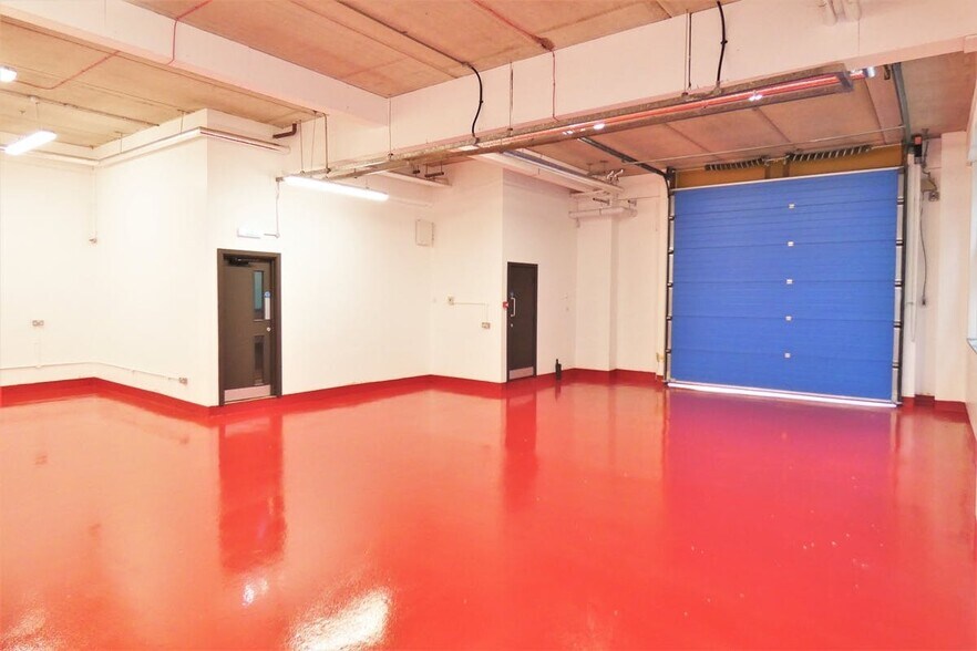 Ryan Dr, Brentford to rent - Interior Photo - Image 2 of 10