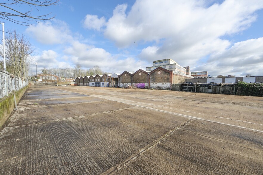 Buckland Hl, Maidstone to rent - Building Photo - Image 2 of 9
