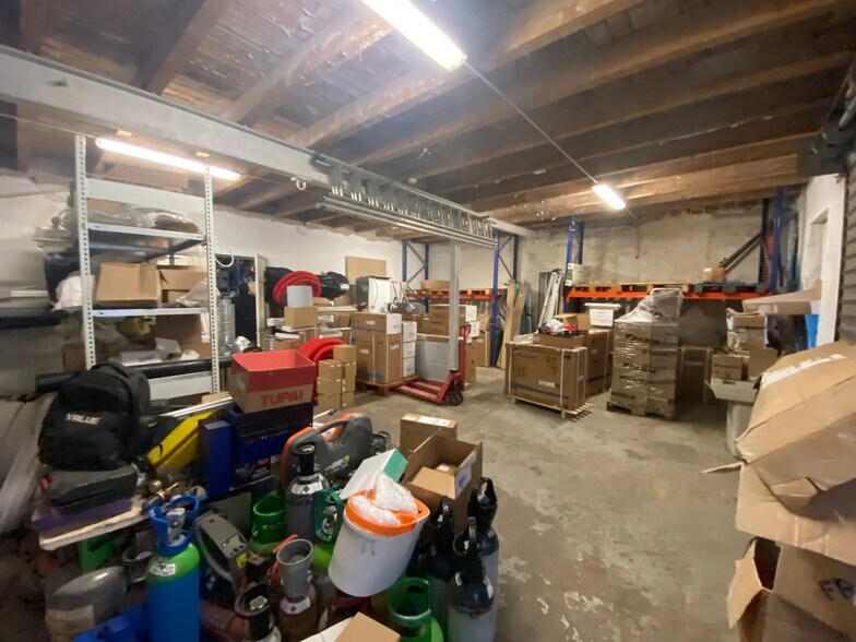 Light Industrial in Marseille for sale - Interior Photo - Image 2 of 9