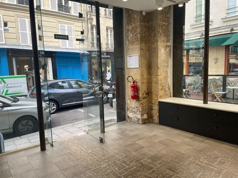 Retail in Paris to rent - Interior Photo - Image 2 of 5