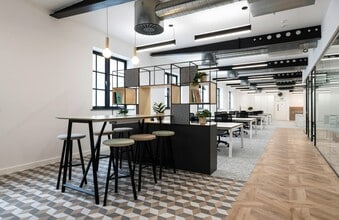 16-20 Shorts Gdns, London to rent Interior Photo- Image 2 of 3