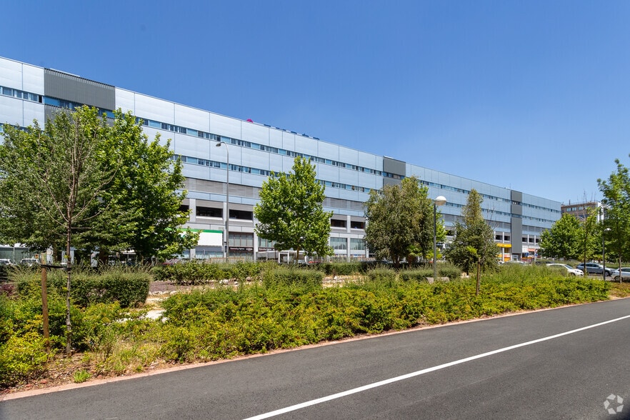 Calle de Isabel Colbrand, 10-12, Madrid, Madrid for sale - Building Photo - Image 2 of 3