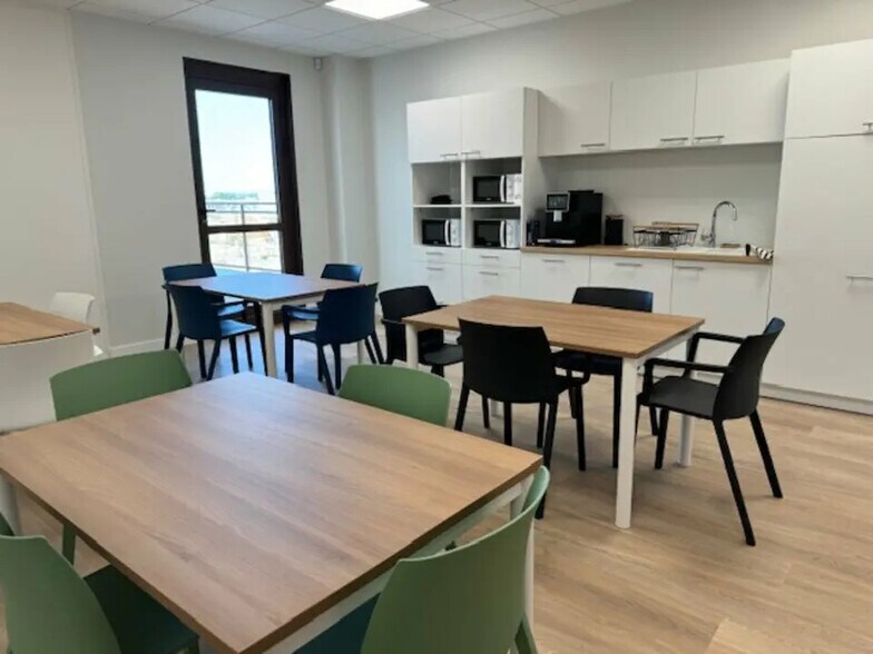 Office in Genas to rent - Interior Photo - Image 3 of 5