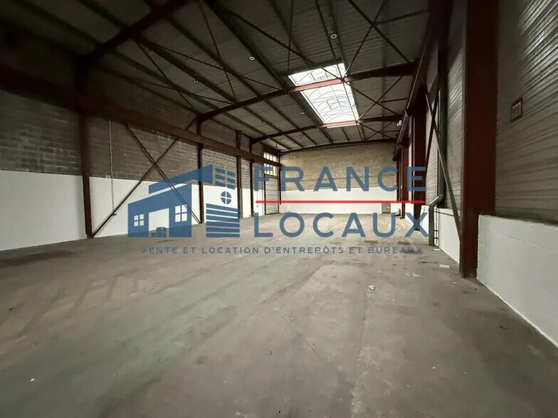 Light Industrial in Le Thillay to rent - Interior Photo - Image 2 of 4