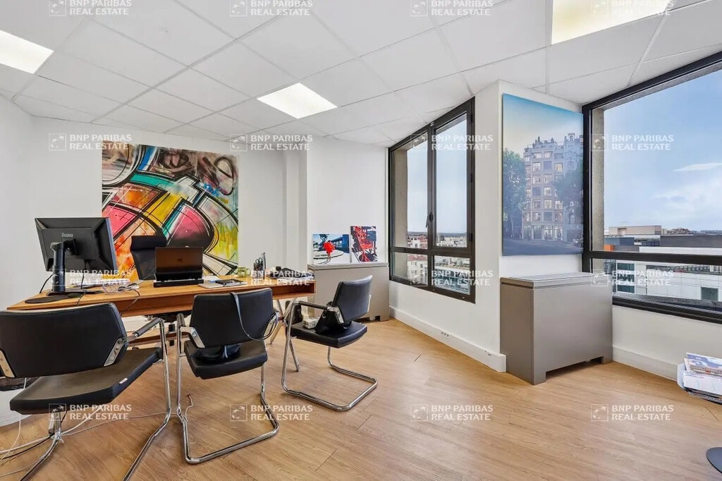 Location Bureaux 235 m² - Photo 1