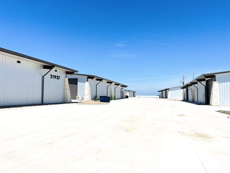 21901 US-79 Hwy, Taylor, TX for rent - Building Photo - Image 3 of 4